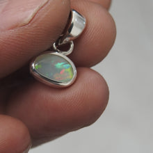 Load image into Gallery viewer, AUSTRALIAN OPAL PENDANT