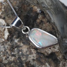 Load image into Gallery viewer, AUSTRALIAN OPAL PENDANT