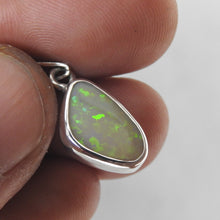 Load image into Gallery viewer, AUSTRALIAN OPAL PENDANT